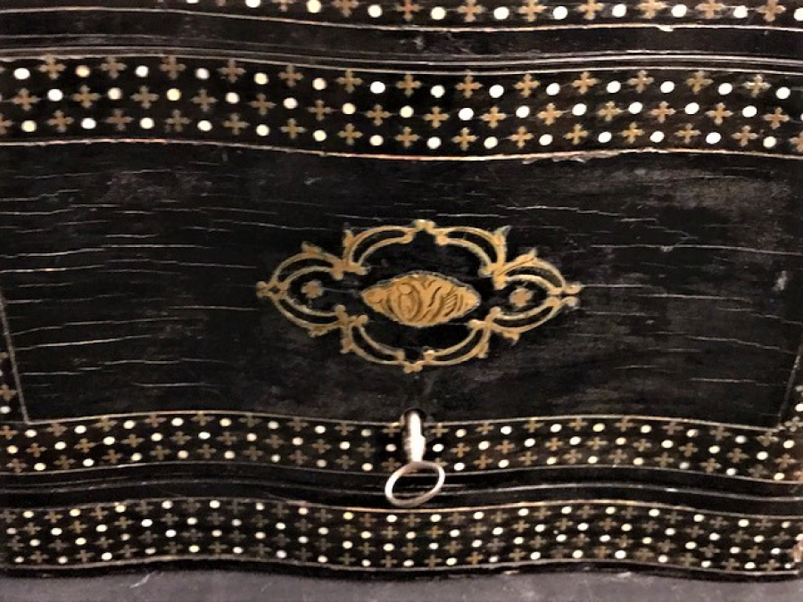 VICTORIAN DÖNEMİ̇ İNGİLİZ İÇKİ SETİ SİYAH LAKE ZEMİN ÜZERİ KOMPLE MARKUTERİ SEDEF KAKMA İŞCİLİKLİ AHŞAP KAPAKLI KİLİTLİ BAR İÇKİ SERVİS TAKIMI