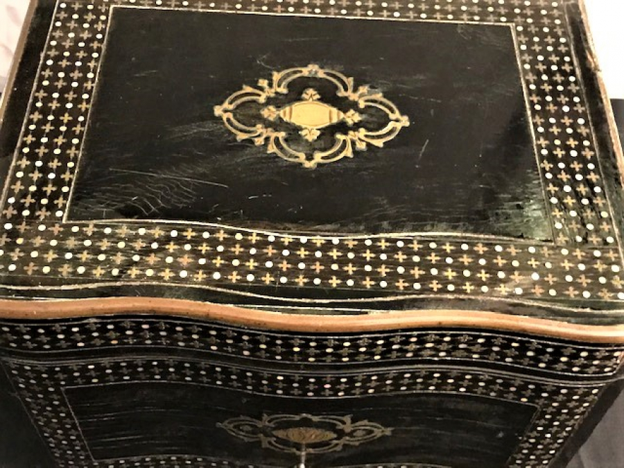 VICTORIAN DÖNEMİ̇ İNGİLİZ İÇKİ SETİ SİYAH LAKE ZEMİN ÜZERİ KOMPLE MARKUTERİ SEDEF KAKMA İŞCİLİKLİ AHŞAP KAPAKLI KİLİTLİ BAR İÇKİ SERVİS TAKIMI