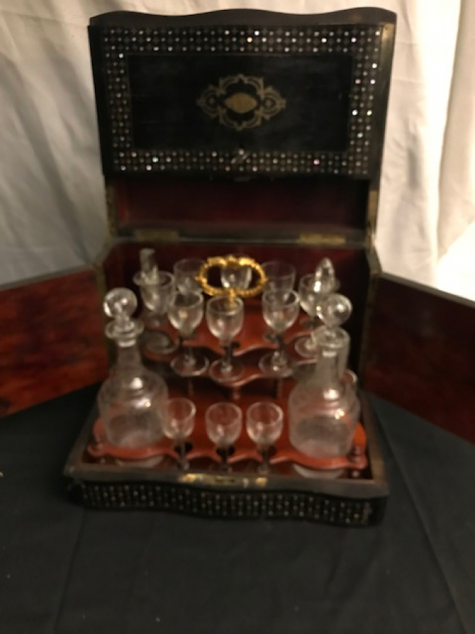 VICTORIAN DÖNEMİ̇ İNGİLİZ İÇKİ SETİ SİYAH LAKE ZEMİN ÜZERİ KOMPLE MARKUTERİ SEDEF KAKMA İŞCİLİKLİ AHŞAP KAPAKLI KİLİTLİ BAR İÇKİ SERVİS TAKIMI