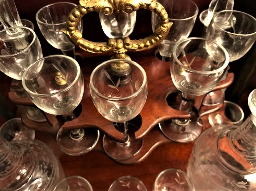 VICTORIAN DÖNEMİ̇ İNGİLİZ İÇKİ SETİ SİYAH LAKE ZEMİN ÜZERİ KOMPLE MARKUTERİ SEDEF KAKMA İŞCİLİKLİ AHŞAP KAPAKLI KİLİTLİ BAR İÇKİ SERVİS TAKIMI