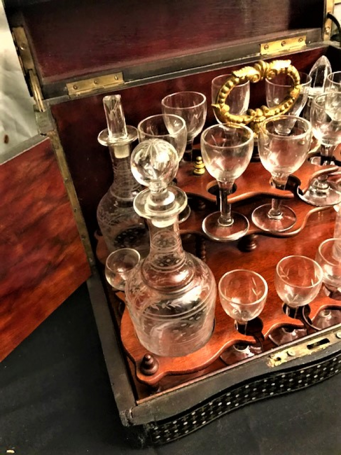 VICTORIAN DÖNEMİ̇ İNGİLİZ İÇKİ SETİ SİYAH LAKE ZEMİN ÜZERİ KOMPLE MARKUTERİ SEDEF KAKMA İŞCİLİKLİ AHŞAP KAPAKLI KİLİTLİ BAR İÇKİ SERVİS TAKIMI