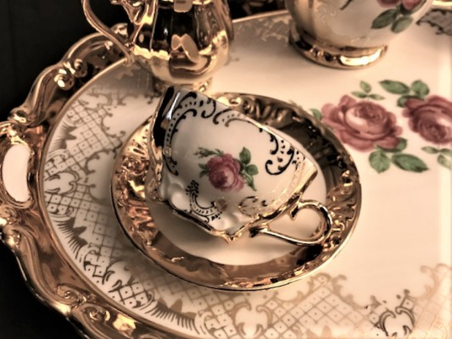 PORSELEN  CAY SÜT TAKIMI ORJİNAL TEPSİSİNDE 24 KARAT GOLD GERMANY BAVARİA  TAMAMI EL BOYAMA ALTIN EL CEKME İŞCİLİK