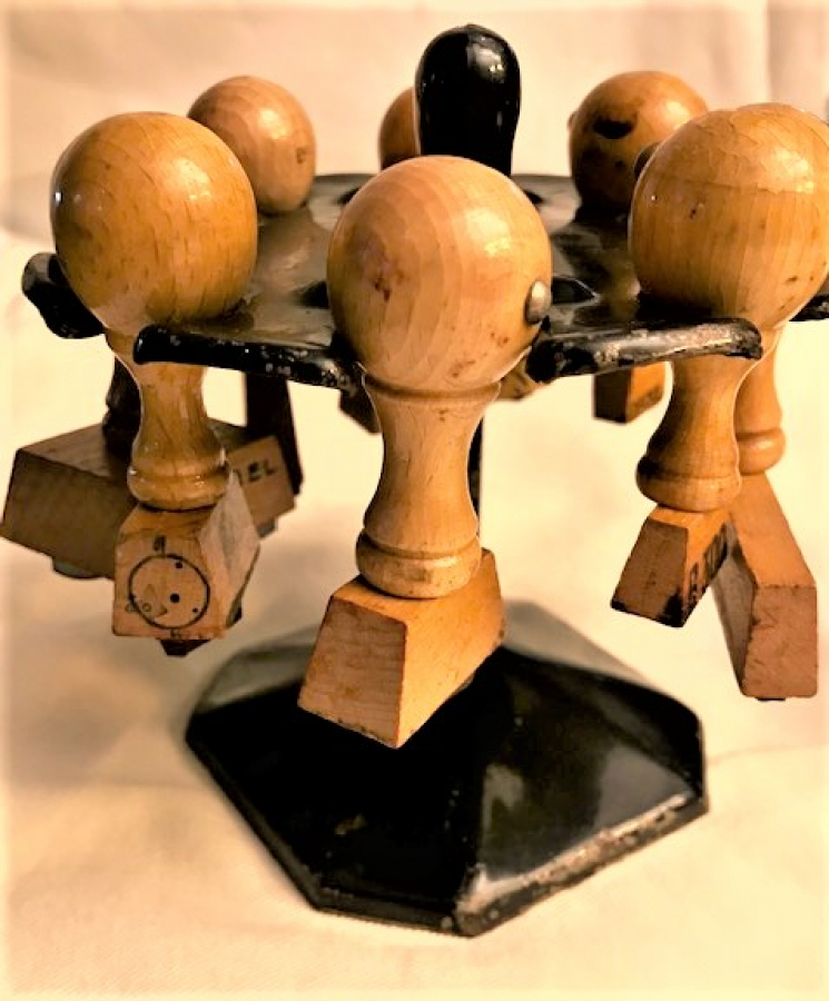 MASA ÜZERİ TAKIM AHŞAP MÜHÜRLER VE METAL MUHAFAZASI DELGEC ZIMBA 