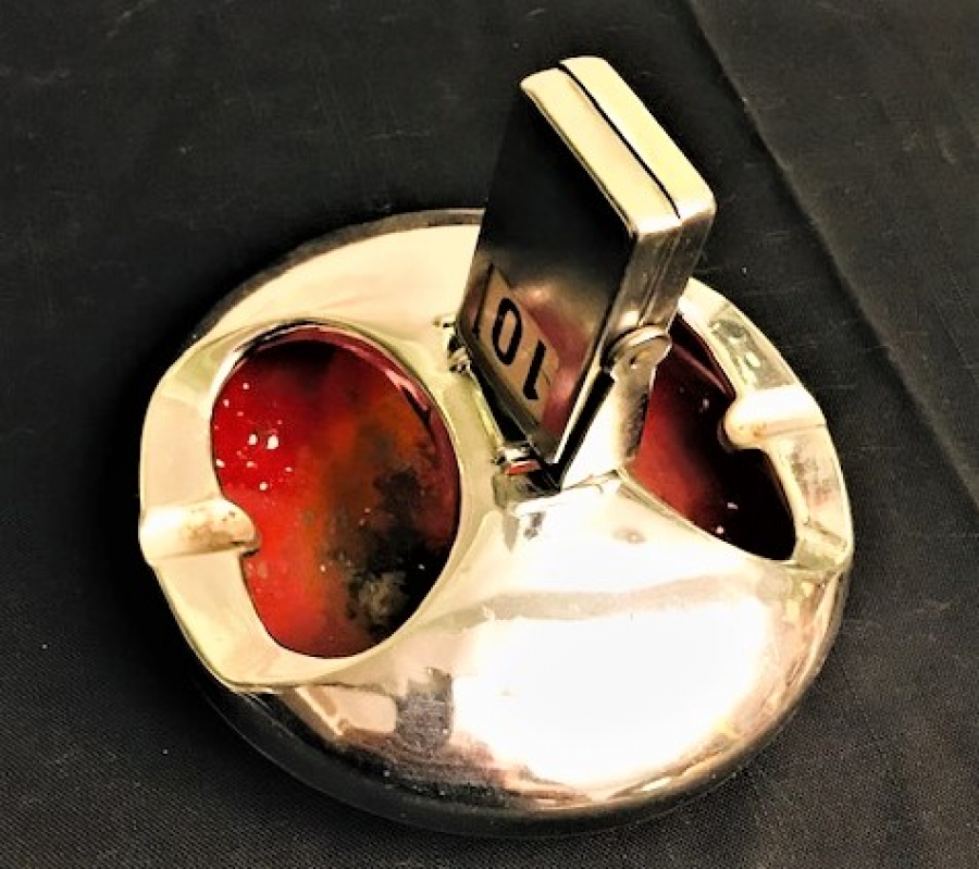 AYLIK GÜNLERİ GÖSTEREN MEKANİK TAKVİMLİ İÇİ KIRMIZI KROM PASLANMAZ KÜLLÜK 