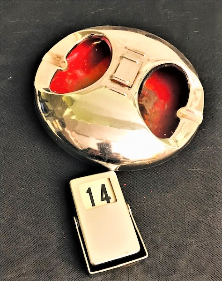 AYLIK GÜNLERİ GÖSTEREN MEKANİK TAKVİMLİ İÇİ KIRMIZI KROM PASLANMAZ KÜLLÜK 