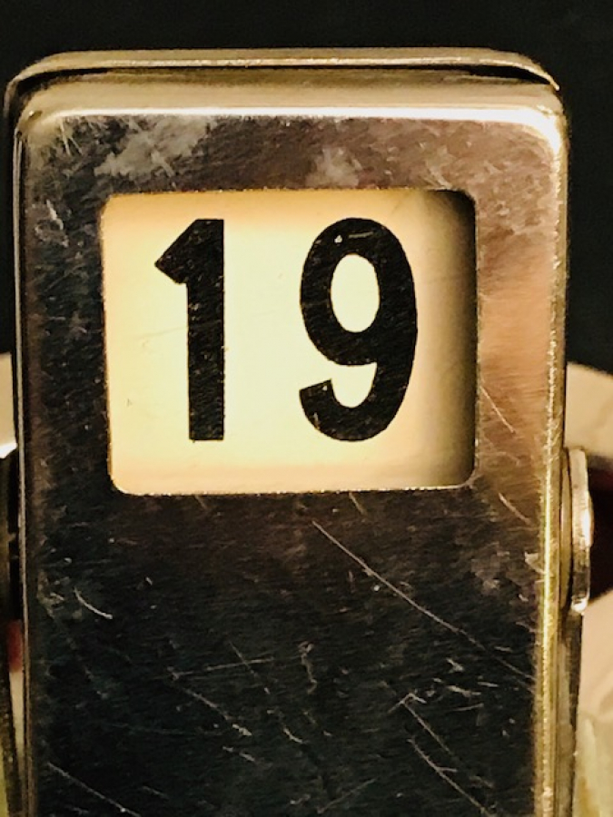 AYLIK GÜNLERİ GÖSTEREN MEKANİK TAKVİMLİ İÇİ KIRMIZI KROM PASLANMAZ KÜLLÜK 