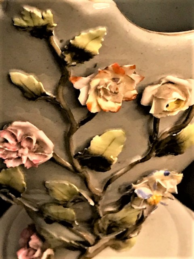 ÜZERİ EL İŞCİLİK VE BOYAMALI CİCEKLİ MAYZEN KULPLU PORSELEN SEPET 