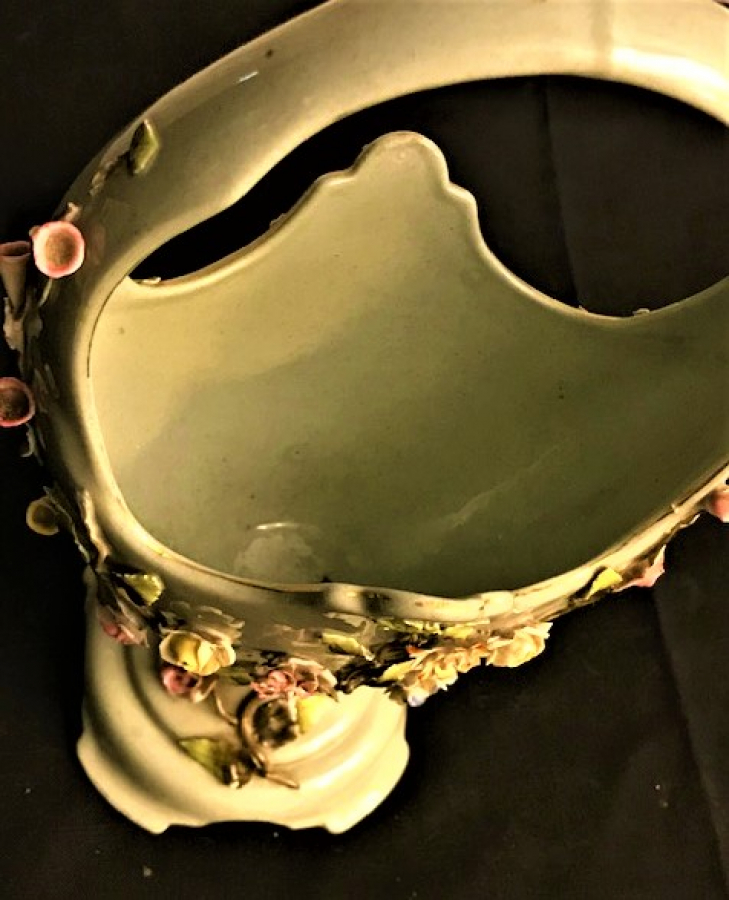 ÜZERİ EL İŞCİLİK VE BOYAMALI CİCEKLİ MAYZEN KULPLU PORSELEN SEPET 