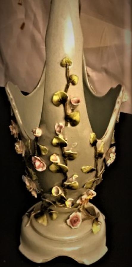 ÜZERİ EL İŞCİLİK VE BOYAMALI CİCEKLİ MAYZEN KULPLU PORSELEN SEPET 