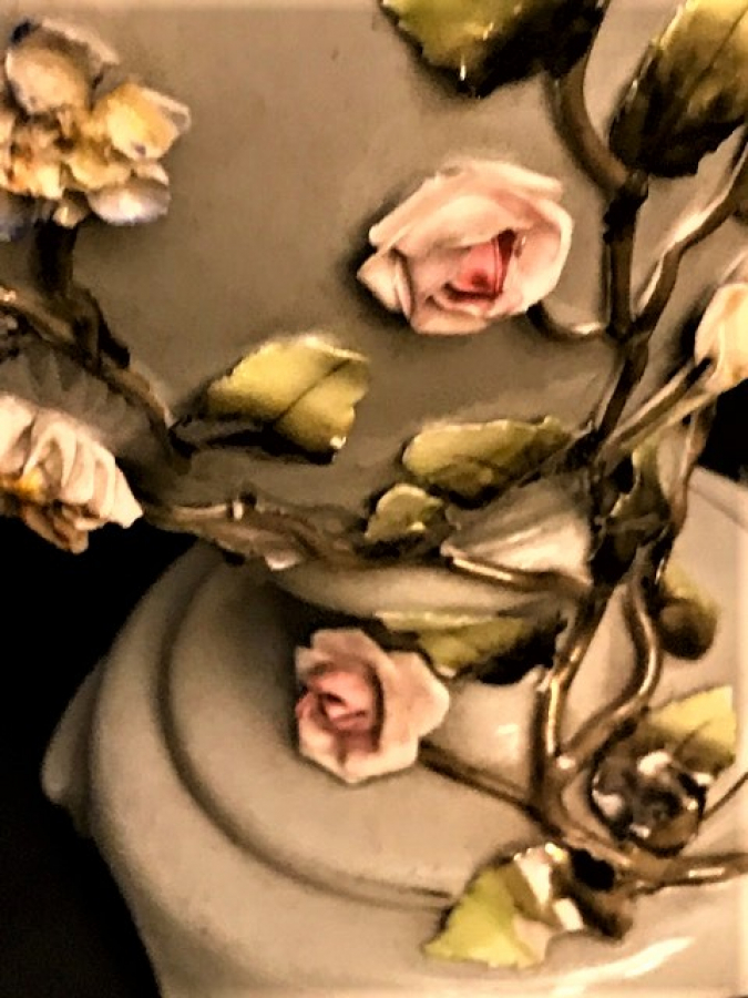 ÜZERİ EL İŞCİLİK VE BOYAMALI CİCEKLİ MAYZEN KULPLU PORSELEN SEPET 