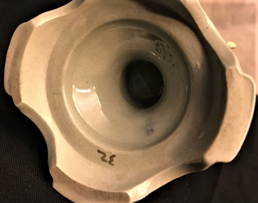 ÜZERİ EL İŞCİLİK VE BOYAMALI CİCEKLİ MAYZEN KULPLU PORSELEN SEPET 