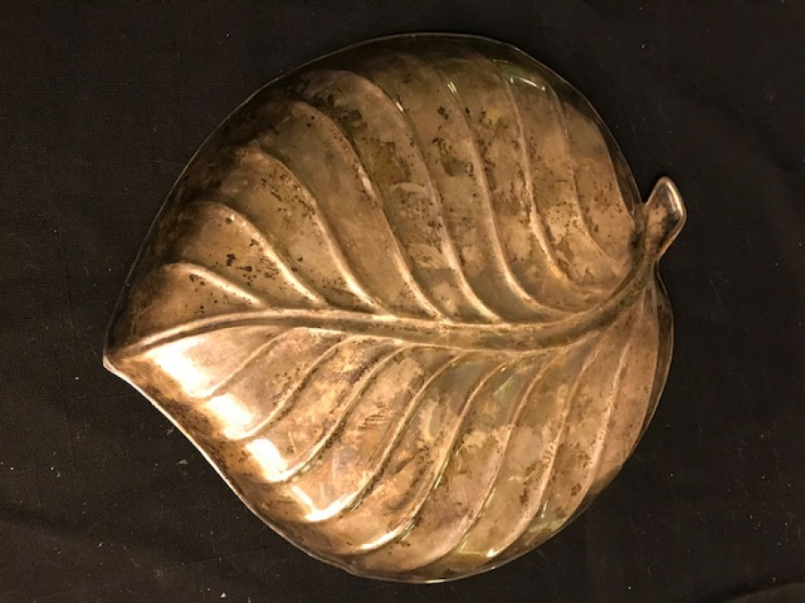 GÜMÜŞ KAPLAMA YAPRAK FORMUNDA CEREZLİK 18 CM 