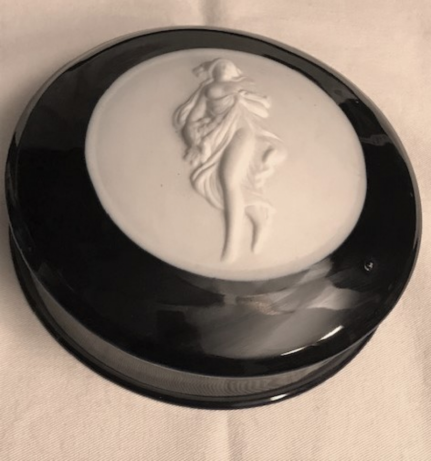 PORSELEN KAPAKLI KOBALT ÜZERİ NU KABARTMA  MÜCEVHER KUTUSU 