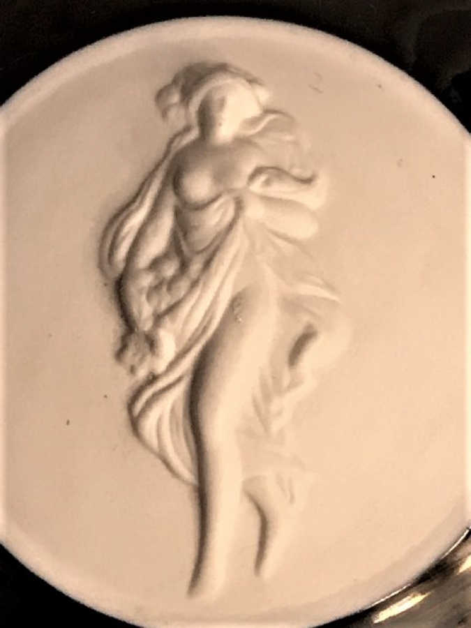 PORSELEN KAPAKLI KOBALT ÜZERİ NU KABARTMA  MÜCEVHER KUTUSU 