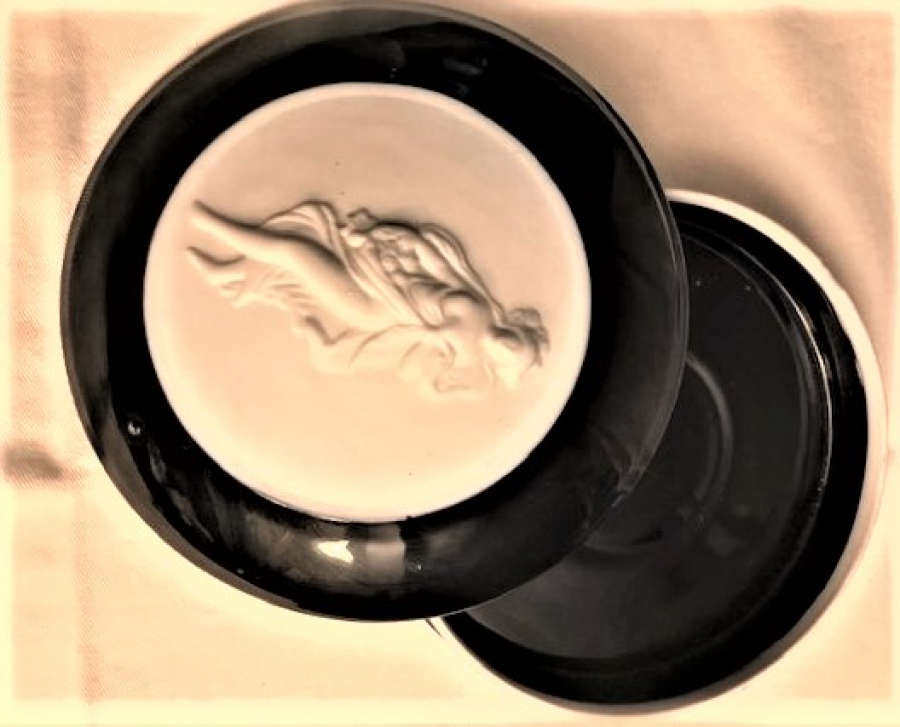 PORSELEN KAPAKLI KOBALT ÜZERİ NU KABARTMA  MÜCEVHER KUTUSU 