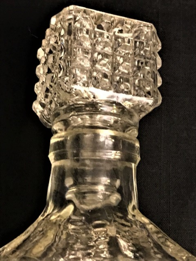 KESME AMERİKAN BAR İÇİN KAPAKLI CAM BONCUK KABARTMALI DEKORATİF İÇKİ ŞİŞESİ 