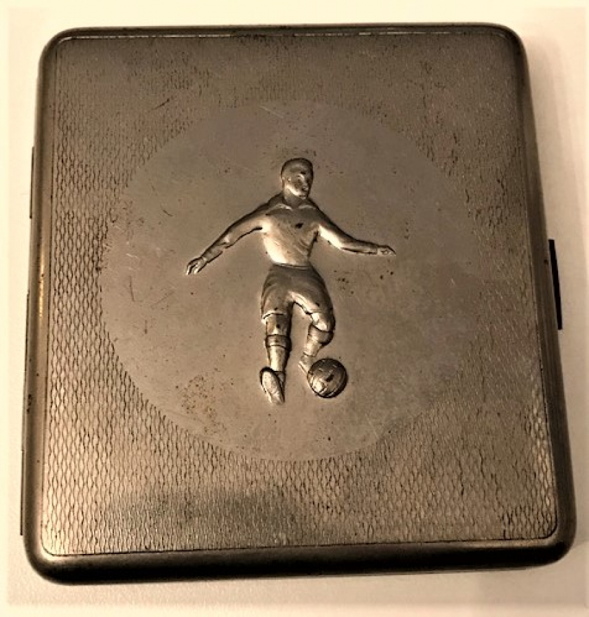 FÜTBOLCU TEMALI METAL SIGARA TABAKA 9 X 8 CM ÖLCÜLERİNDE 