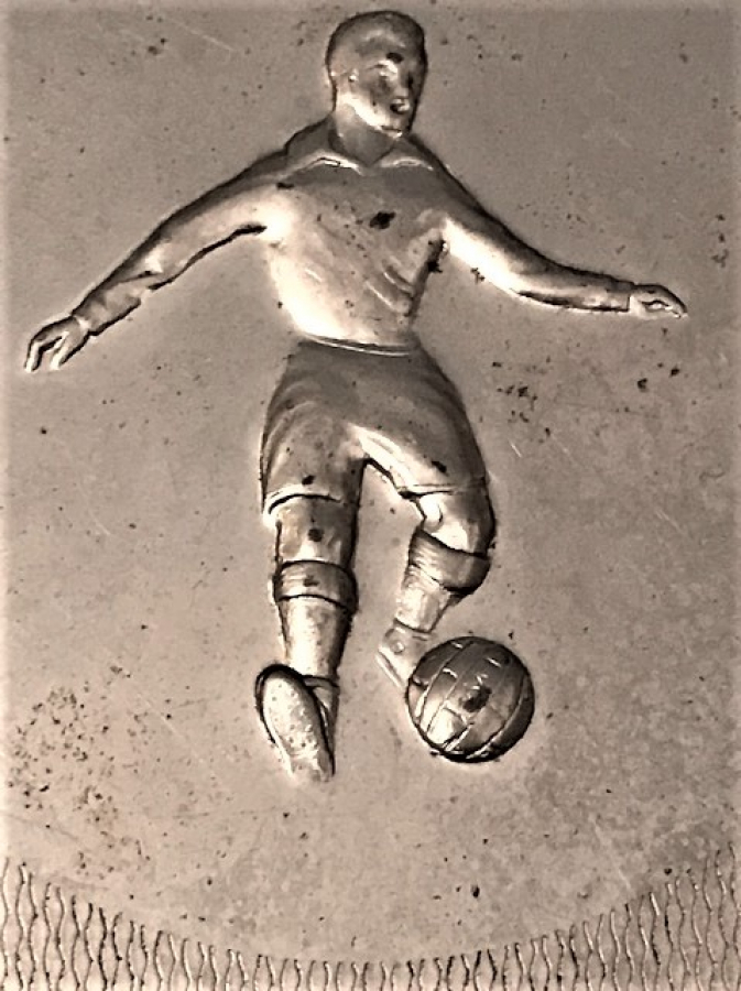 FÜTBOLCU TEMALI METAL SIGARA TABAKA 9 X 8 CM ÖLCÜLERİNDE 