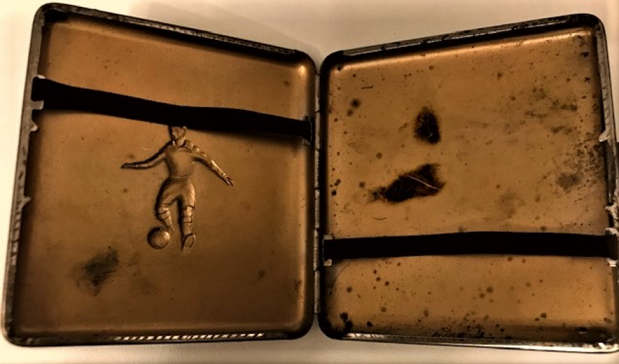 FÜTBOLCU TEMALI METAL SIGARA TABAKA 9 X 8 CM ÖLCÜLERİNDE 