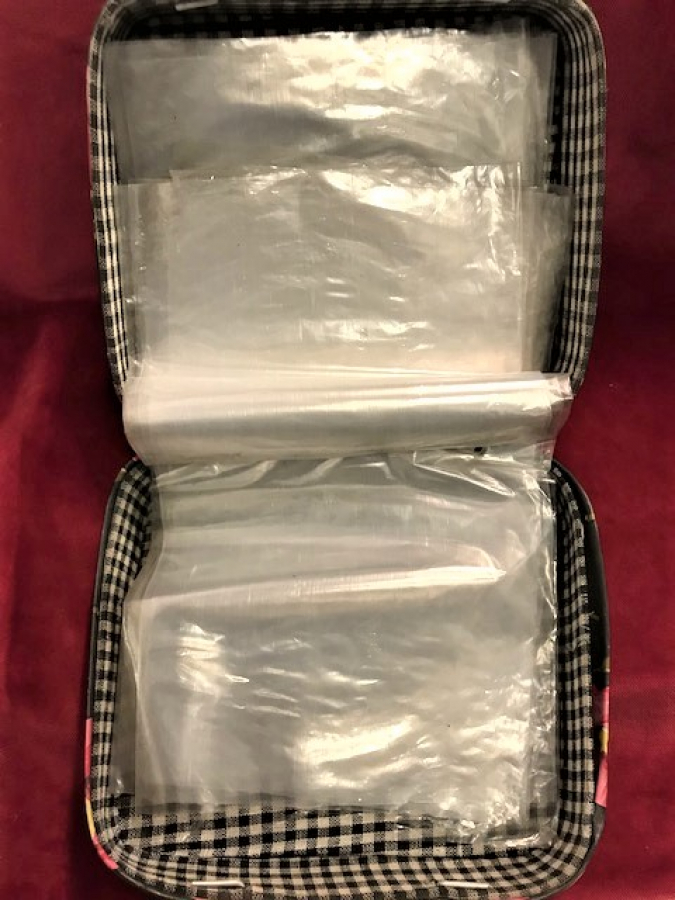 45 LİK KULPLU PLAK CANTASI ÜZERİ CİCEK DESENLİ İÇERSİ NAYLON KABLIDIR 