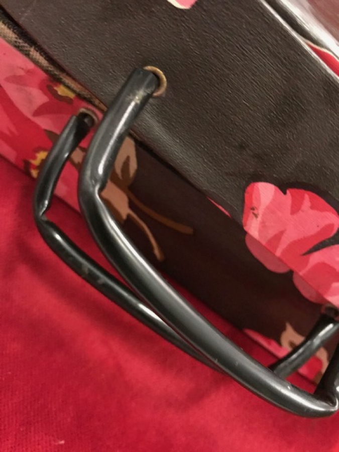 45 LİK KULPLU PLAK CANTASI ÜZERİ CİCEK DESENLİ İÇERSİ NAYLON KABLIDIR 