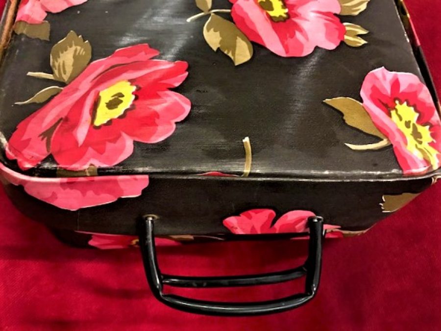 45 LİK KULPLU PLAK CANTASI ÜZERİ CİCEK DESENLİ İÇERSİ NAYLON KABLIDIR 