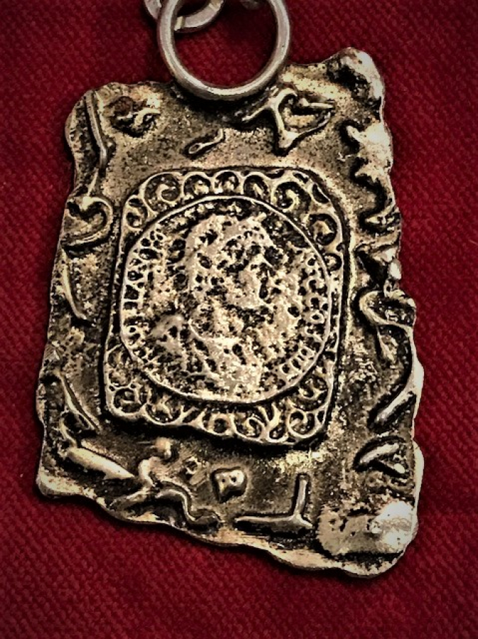 KALIN BURMA KAYNAKLI ZİNCİR BÜYUK BOYDA DİKDÖRTGEN ÜZERİ KABARTMA DİNİ TEMALI PAPAZ AYİN KOLYESİ 