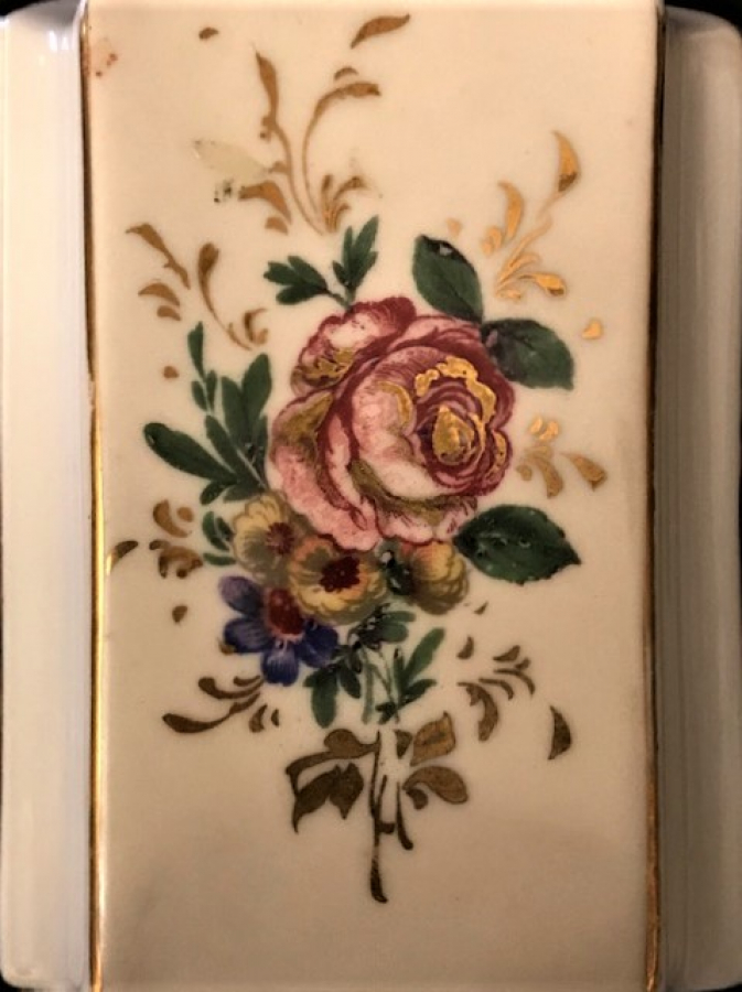 FRANSIZ PORSELEN KAPAKLI EL İŞİ GÜL VE ALTIN İŞLEMELİ PARFÜM ŞİŞESİ