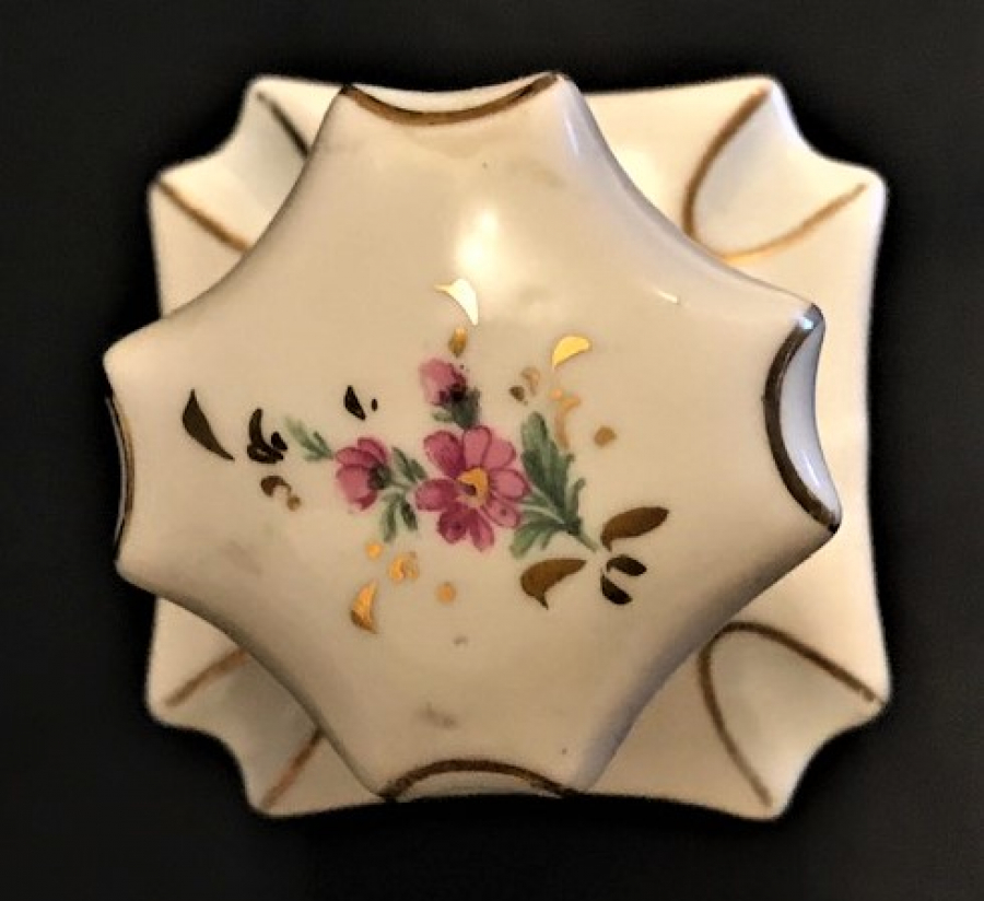 FRANSIZ PORSELEN KAPAKLI EL İŞİ GÜL VE ALTIN İŞLEMELİ PARFÜM ŞİŞESİ