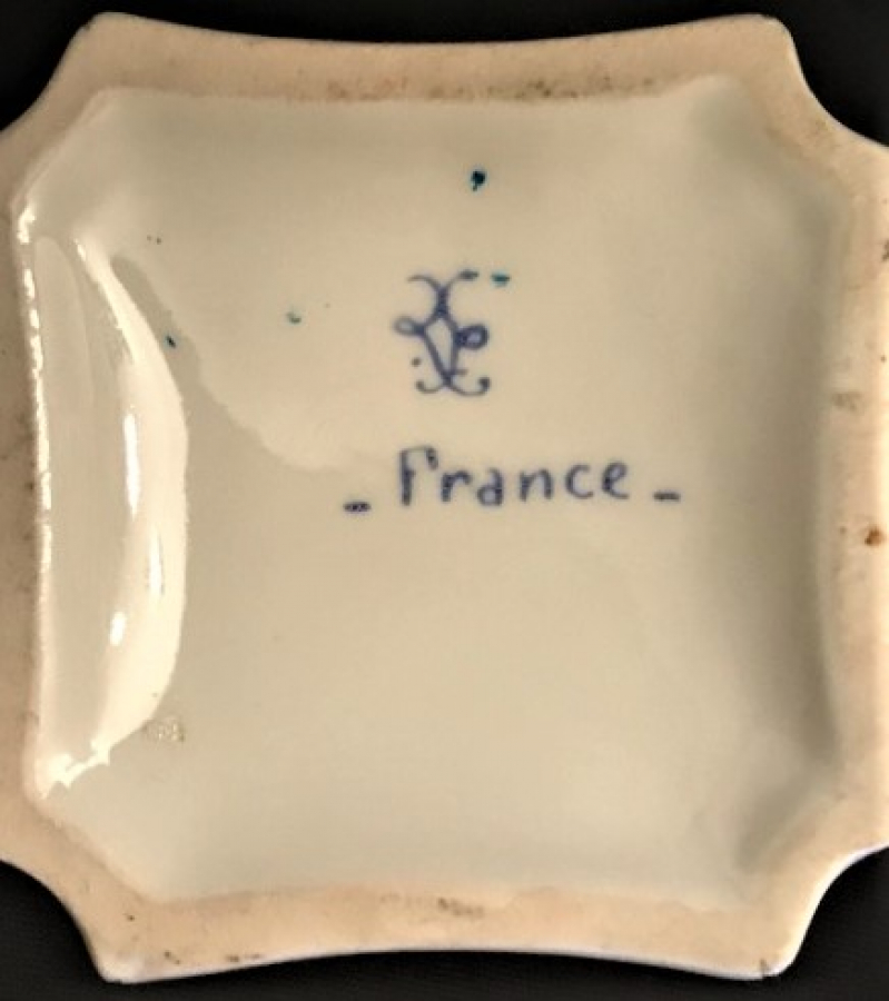 FRANSIZ PORSELEN KAPAKLI EL İŞİ GÜL VE ALTIN İŞLEMELİ PARFÜM ŞİŞESİ