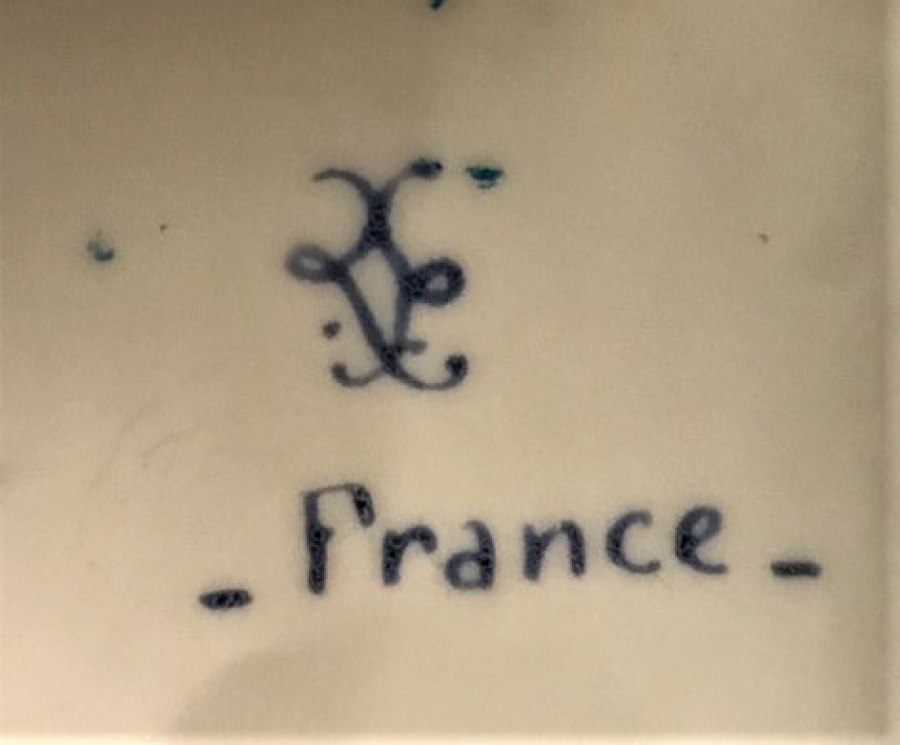 FRANSIZ PORSELEN KAPAKLI EL İŞİ GÜL VE ALTIN İŞLEMELİ PARFÜM ŞİŞESİ