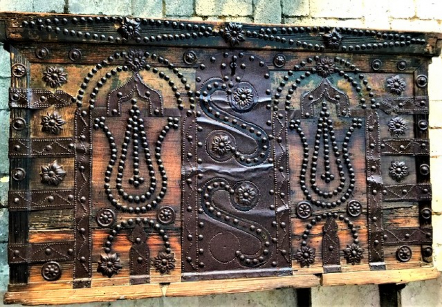 OSMANLI BÜYÜK BOYDA KABARA TENEKE İŞCİLİK MASİF AGAC ÜZERİ KİLİTLİ TAMAMEN EL YAPIM  İÇİ DIŞI KÖK BOYAMA SANDIK