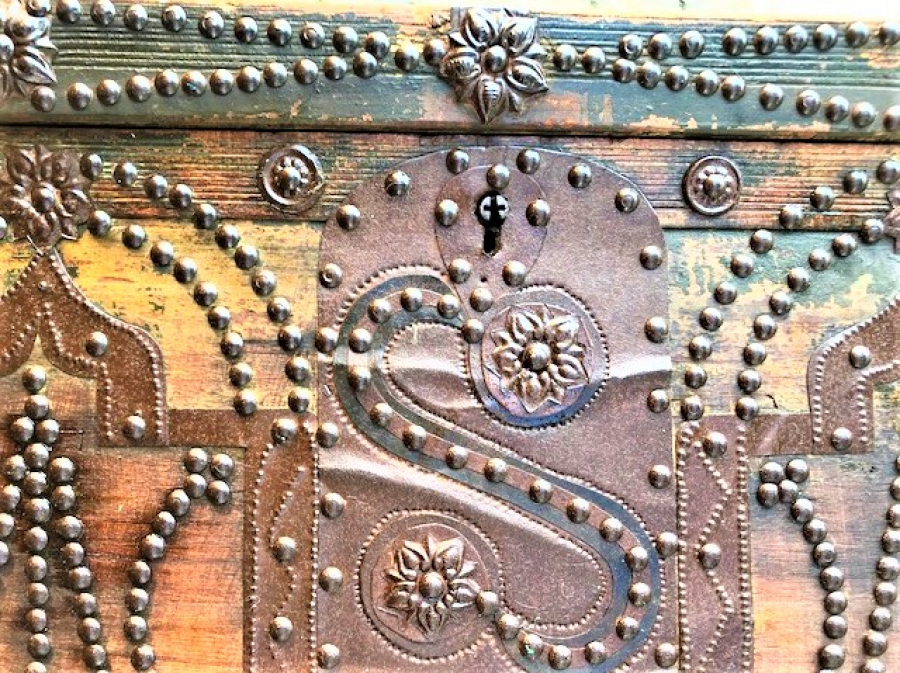 OSMANLI BÜYÜK BOYDA KABARA TENEKE İŞCİLİK MASİF AGAC ÜZERİ KİLİTLİ TAMAMEN EL YAPIM  İÇİ DIŞI KÖK BOYAMA SANDIK