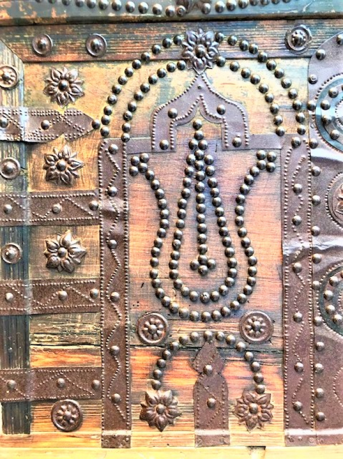 OSMANLI BÜYÜK BOYDA KABARA TENEKE İŞCİLİK MASİF AGAC ÜZERİ KİLİTLİ TAMAMEN EL YAPIM  İÇİ DIŞI KÖK BOYAMA SANDIK