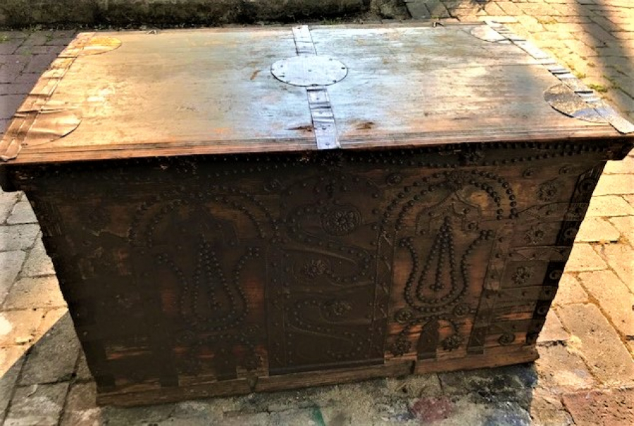 OSMANLI BÜYÜK BOYDA KABARA TENEKE İŞCİLİK MASİF AGAC ÜZERİ KİLİTLİ TAMAMEN EL YAPIM  İÇİ DIŞI KÖK BOYAMA SANDIK