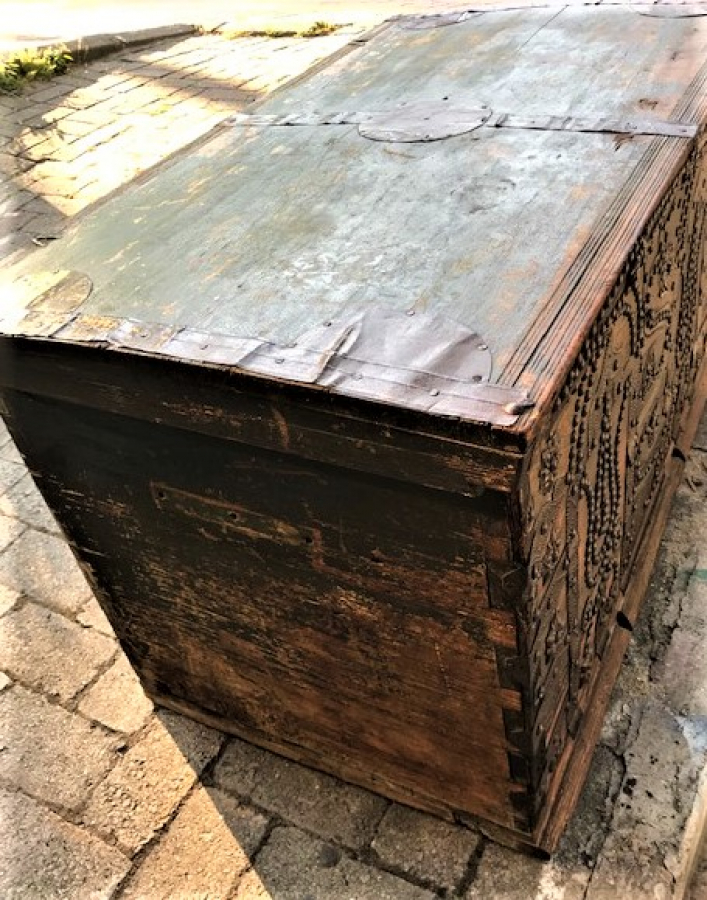 OSMANLI BÜYÜK BOYDA KABARA TENEKE İŞCİLİK MASİF AGAC ÜZERİ KİLİTLİ TAMAMEN EL YAPIM  İÇİ DIŞI KÖK BOYAMA SANDIK