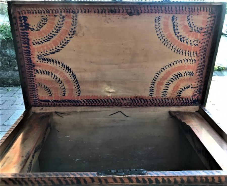 OSMANLI BÜYÜK BOYDA KABARA TENEKE İŞCİLİK MASİF AGAC ÜZERİ KİLİTLİ TAMAMEN EL YAPIM  İÇİ DIŞI KÖK BOYAMA SANDIK