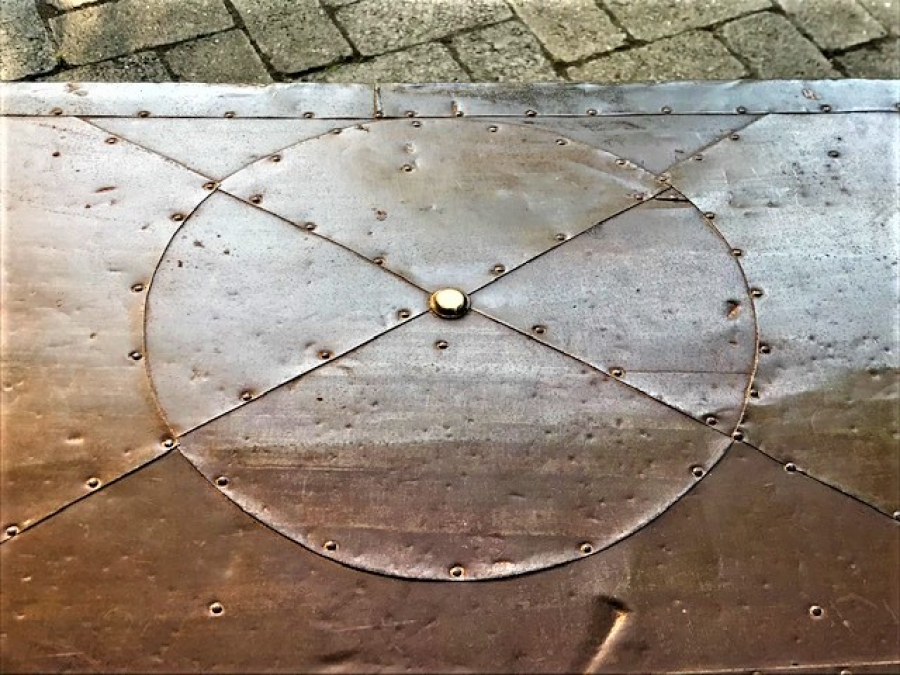 OSMANLI ORTA BOY AHŞAP ÜZERİ TENEKE İŞİ MASİF KİLİTLİ SANDIK İÇİ KAGIT KAPLAMA