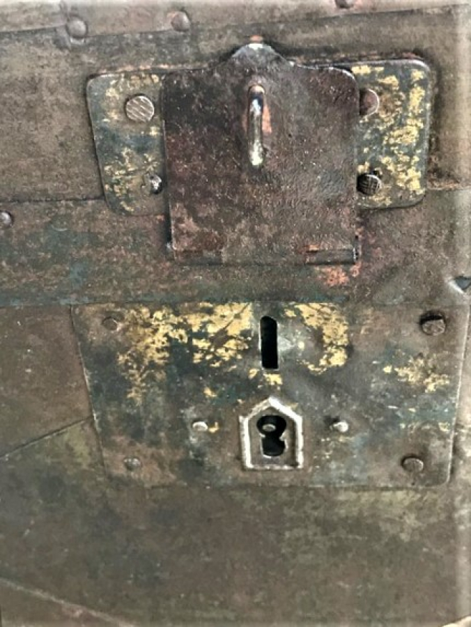 OSMANLI ORTA BOY AHŞAP ÜZERİ TENEKE İŞİ MASİF KİLİTLİ SANDIK İÇİ KAGIT KAPLAMA