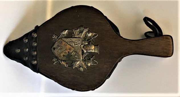 AHŞAP VE DERİDEN EL İLE KULLANILAN ŞÖMÜNE YAKMA KÖRÜK