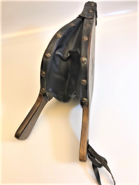 AHŞAP VE DERİDEN EL İLE KULLANILAN ŞÖMÜNE YAKMA KÖRÜK