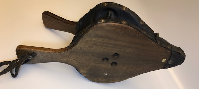 AHŞAP VE DERİDEN EL İLE KULLANILAN ŞÖMÜNE YAKMA KÖRÜK