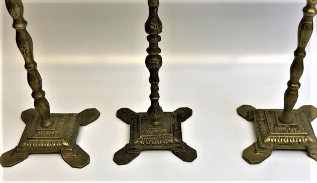 1950 ESKİ  PİRİNC SIRALI BOYLARDA  ÜC ADET AYAKKABI VİTRİN TEŞHİR STANTLARI 