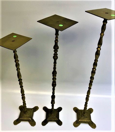 1950 ESKİ  PİRİNC SIRALI BOYLARDA  ÜC ADET AYAKKABI VİTRİN TEŞHİR STANTLARI 