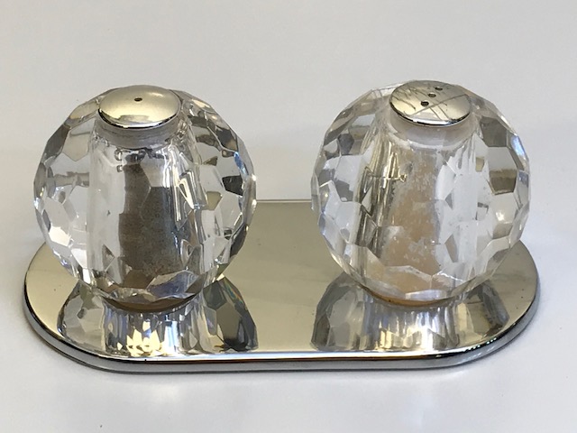 KESME KRISTAL METAL ALTLI 2 ADET TUZLUK VE KARABİBER TAKIMI 