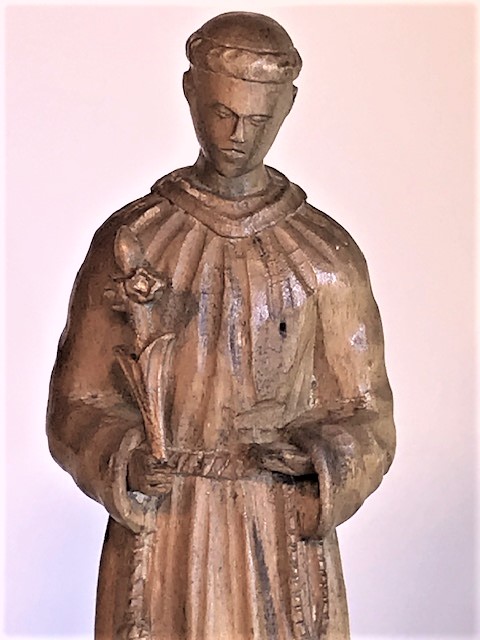 AHŞAP AZİZ PEDER DUA EDERKEN 25 CM BOYUNDA IHLAMUR AGACINDAN EL OYMA İŞCİLİKLİ