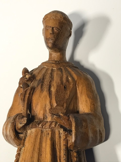 AHŞAP AZİZ PEDER DUA EDERKEN 25 CM BOYUNDA IHLAMUR AGACINDAN EL OYMA İŞCİLİKLİ