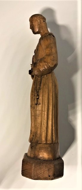 AHŞAP AZİZ PEDER DUA EDERKEN 25 CM BOYUNDA IHLAMUR AGACINDAN EL OYMA İŞCİLİKLİ