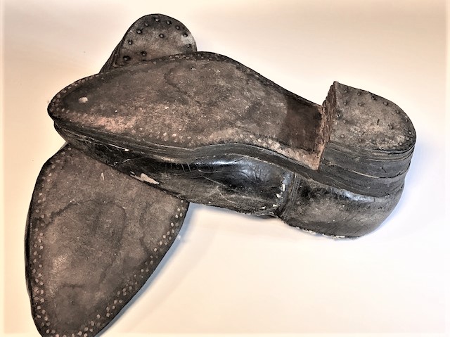  OSMANLI SİYAH DERİ VE KÖSELEDEN ÖZEL TATHA CİVİ KULLANILARAK YAPILMIŞ AYAKKABI TAMAMI EL İŞCİLİKLİ 