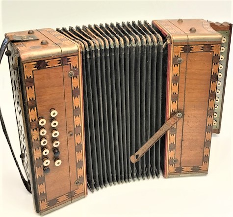 1800 YILLAR AHŞAP MARKUTERİ CALIŞMALI SEDEF VE KEMİK KLAVYELER TUŞLU KÖRÜKLÜ AKORDİYON 